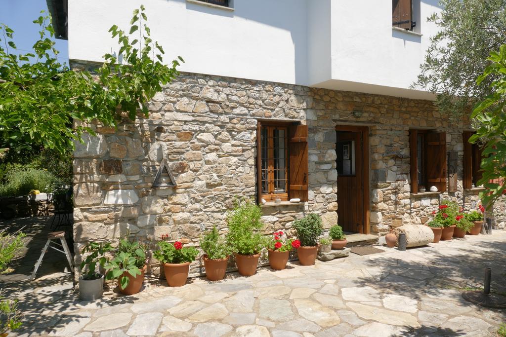 Traditional Stonehouse Potistika Bagian luar foto